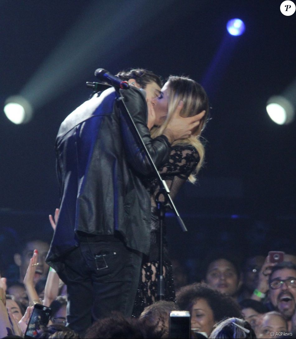 Tiago Iorc e Tatá Werneck levaram o público ao delírio ao se beijarem no palco (Foto: Purepeople)